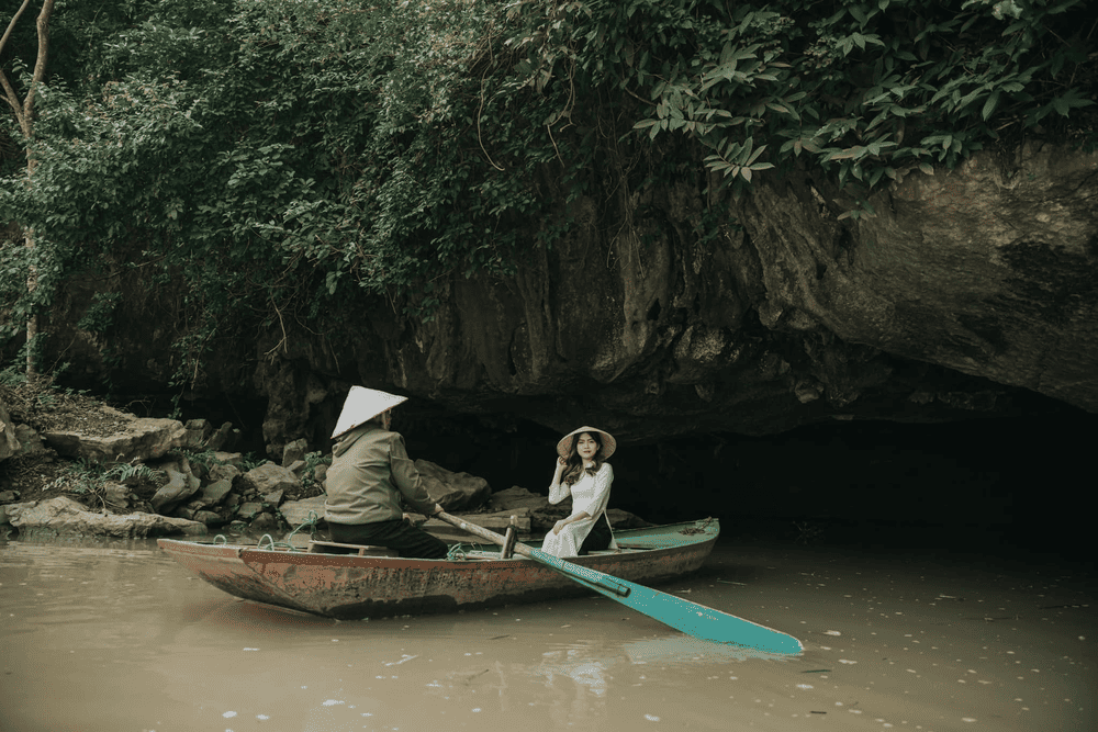 Buổi sáng với thời tiết mát mẻ thích hợp cho du khách tham quan hang động (Nguồn: Fanpage Thung Nham Resort - Restaurant)